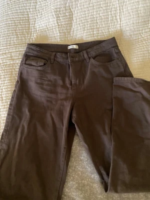Bruna jeans från Perfect Jeans - Snygga bruna jeans från Perfect Jeans i klassisk femficksmodell, använts några gånger🥰