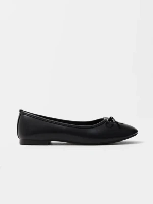 Svarta ballerinaskor med rosett - Helt nya effortless ballerina från Nelly. Jag säljer  dem då de är för små för mig. Stilrena svarta ballerinaskor i konstläder med rundad tå och en söt liten rosett framtill. Skorna har låg klack och klassisk siluett som passar till många olika outfits. Perfekta för dig som gillar enkel och tidlös design.