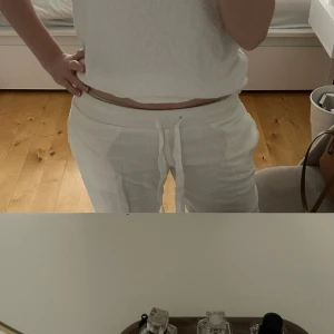 Linnebyxor Alobha - Säljer dessa linnebyxor från Alobha! Super fina men tyvärr lite små för mig. De har ett hål där bak som jag visar på de två sista bilderna. Hålet går inte igenom hela tyget utan bara ytterst. Och jag tror att det går att sy igen lite snyggt. Men där av priset. Nypris: 800. Skriv för frågor eller fler bilder!❤️