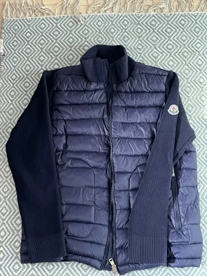 Mörkblå Moncler cardiganjacka - Marinblå cardiganjacka från Moncler i storlek ~M. Modellen på bild 4 och 5 är 183 och väger 70 kg. Jackan är lätt och perfekt nu i våren och kyliga sommardagar. Endast änvänd ett fåtal gånger. NFC och dist verifierad. Kontakta om frågor eller intresserad!