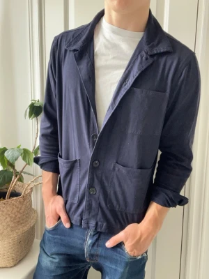 Studio total overshirt  - Studio total overshirt, mocka likt matieral. Inga defekter! Modellen i bilderna är 180 cm 75 kg och bär Storlek L , Kom med frågor! 🌟 (Kan gå ned i pris vid köp av paket 😉) 