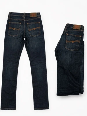 Nudie slim jeans - Dessa mörkblåa nudie jeans har en perfekt passform. Det passar till det mesta och är en riktig fördel i garderoben. Storleken är w29 och L32! Varan är nästintill helt ny!