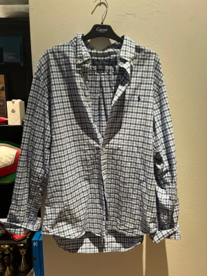 Blårutig skjorta från Ralph Lauren - Inprecip helt ny skick 9,9/10 🔥storlek XL passar L✅nypris ca 2000 mitt 299 priset går att diskutera🔥
