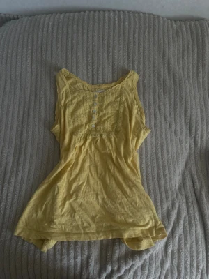 Gul 2000s linne❣️ - Jätte fin 2000s vibe linne❣️ Har några små defekter vid ryggen där uppe och har ingen lapp på storleken❣️