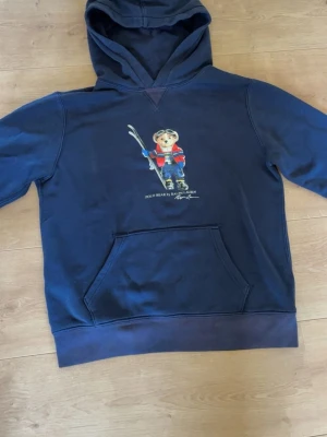Polo bear hoodie - Tjena, säljer min Ralph Lauren Polo bear hoodie då den inte längre passar. Har några småhål vid aambågen därav priset. Nypris är runt 1500. Hör av er vid frågor!