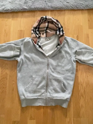 Grå burberry zip - Burberry zip grå, Storlek:L men passar i m, mycket bra skick inga skador✅, frågor skriv!