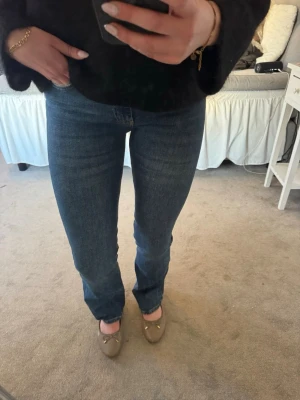 Blå bootcut jeans från Gina Tricot - Säljer ett par klassiska blå jeans från Gina tricot med bootcut och normal till låg midja. Jeansen har fem fickor och är tillverkade i ett mjukt, slitstarkt denimtyg. Perfekta till en avslappnad look och passar till det mesta i garderoben.