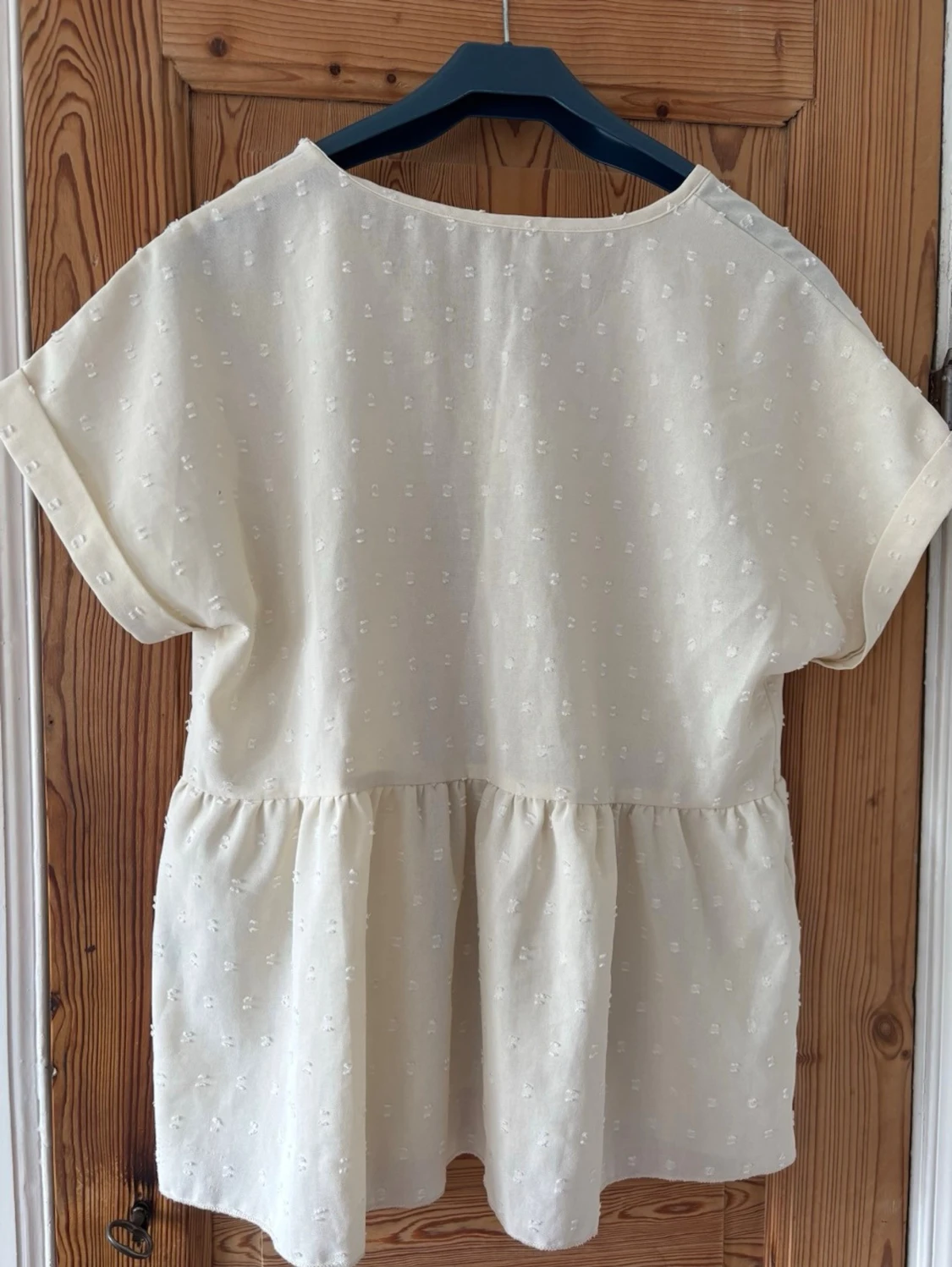 Ljusbeige blus med knappar och struktur - 1