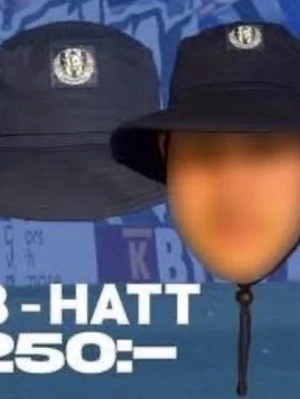 Svart bucket hat med klubbmärke - Snygg svart bucket hat med klubbmärke framtill. Hatten har bred brätte och justerbart hakband för extra passform. Perfekt accessoar för att lyfta din stil och visa ditt stöd för klubben.