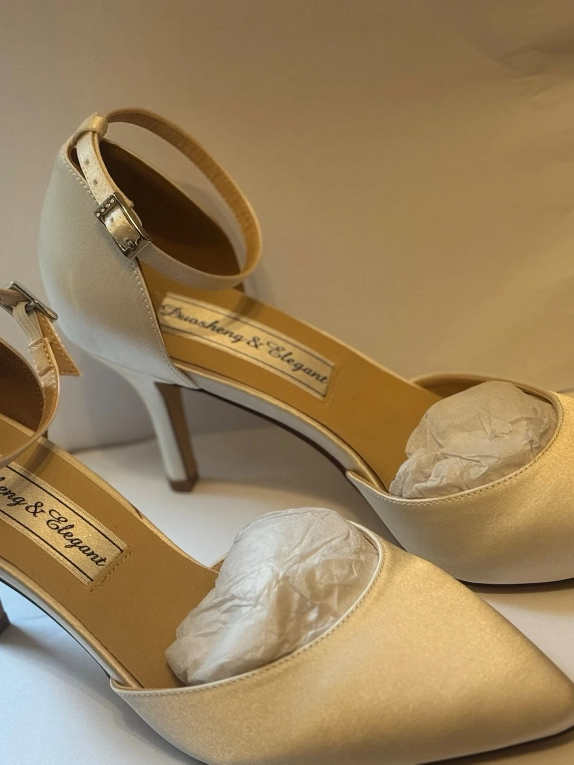 Champagnefärgade pumps med ankelrem