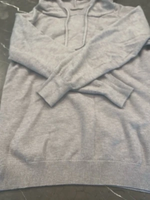 Kashmir hoddie  - Kashmir tröja grå, typ helt oanvänd och bra passform 
