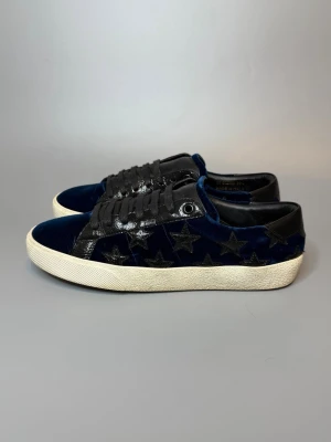 Saint Laurent Skor  - ‼️VI TAR EJ BYTEN‼️ Sain Laurent  sneaker | Skick: 8.5/10 | Storlek EU 39.5 passar 40-.40,5 | Tillkommer enabart skornavid köp! | Fraktar inom 24H efter köp på köparens bekostnad 📦💨 | Hör av dig vid minsta fråga eller fundering 💭 