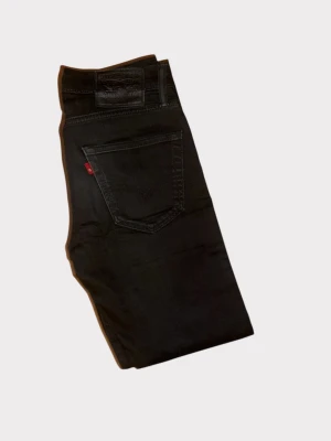 Levi's 514 Straight Fit – Black – 29/32 - Robusta svarta jeans i klassisk 514-passform. Rak modell för en cool och tidlös look. Snyggt slitna detaljer.   🚀 Frakt: Postas inom 24h. #Levis514 #StraightFit
