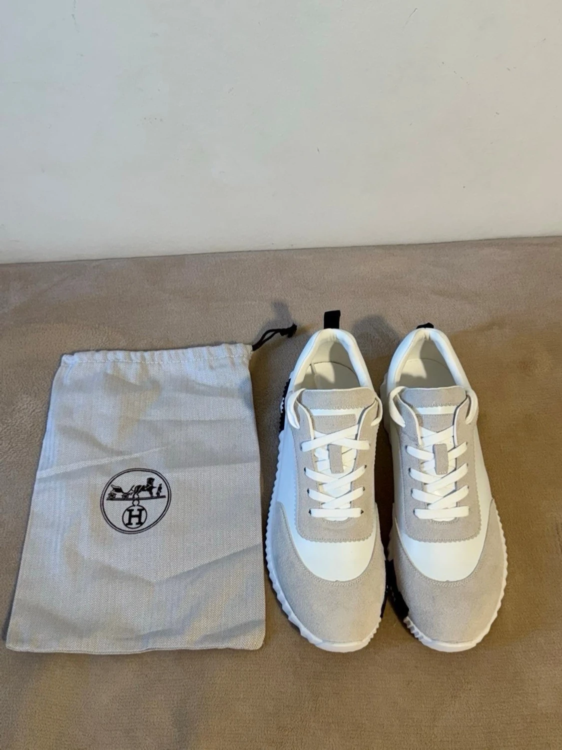 Vita och beige sneakers från Hogan - 3