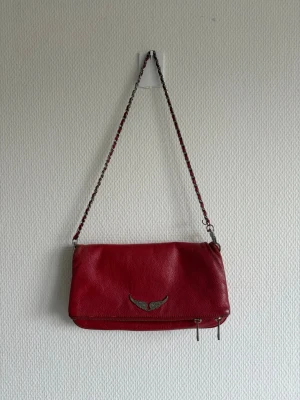 Zadig & voltaire väska - Axelväska från zadig och voltaire modell ”rock grained leather” i fint begagnat skick ❣️ finns både ett långt och kort axelband inkluderat!  Mått: ca 15x26 cm