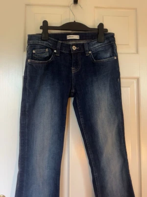 Mörkblå jeans från Gina tricot - Snygga mörkblå bootcut jeans från Gina tricot! Storlek 36🩷