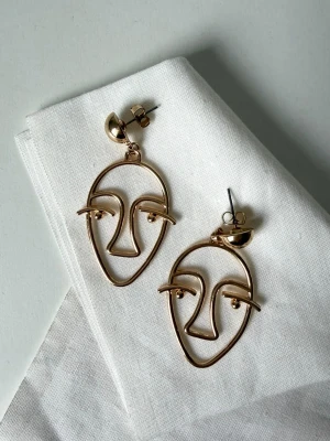 Guldiga statement örhängen - Säljer ett par trendiga örhängen i guldtonad metall med unik, geometrisk design. Perfekta för dig som gillar att addera en extra touch till din stil 🤍