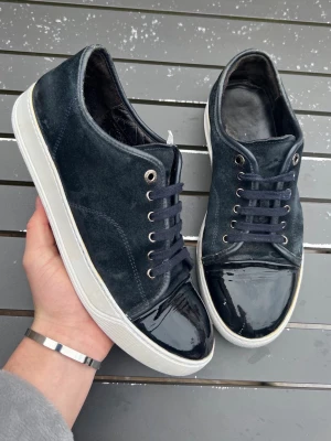 Lanvins - Säljer dessa sjukt feta lanvins | size uk7 motsvarar ca 41-42 |dustbag ingår| nypris 5000kr| hör av dig vid minsta fundering 🤩 mockan kan va lite skadad, bara be om bild isf!