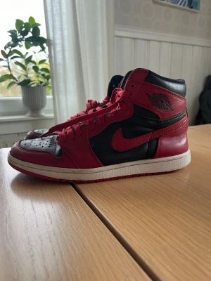Nike Air Jordan 1 High  - Nike air Jordan 1 retro high ’85 Varsity Red