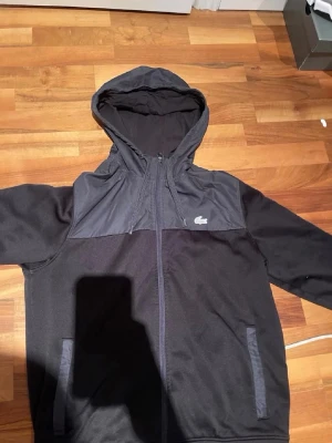 Lacoste tracksuit  - Snygg stl L kan passa M!!!! Tracksuiten går inte att köpa längre den säljs inte så den är väldigt sällsynt!!