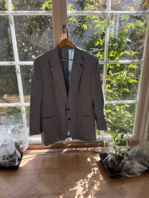 Canali kavaj - Säljer nu denna stilrena business kavajen från det italienska lyxmärket Canali Milano. Den är i mycket fint skick i 52 IT vilket motsvarar XL. Nypris ligger runt 8000 - 12 000kr vilket gör detta till en absolut steal om du köper för privatbruk eller för att resella. Platta mått (Längd) 79 cm (Ärmlängd) 62 cm (Axelbredd) 48 cm (Bröstvidd) 57 cm *Observera att detta är amatörmätningar och kan innehålla vissa fel.