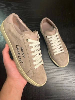 Saint Laurent skor  - Skorna är i mycket bra skick, inga defekter! Storlek 39 passar 40. Självklart äkta! Endast skorna medföljer. Snabb affär = bättre pris! 
