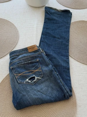 Abercrombie & fitch Lågmidjade bootcut jeans  - Stoflek w26 ~ S. Rakt över midjemått: 38cm. Innebenslängd: 79cm. Inga bilder på. Skickas inom 24h. 