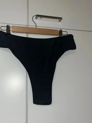 Bikinin alaosa L - Musta vähän käytetty bikinin alaosa. Koko L. Vyötärön leveys n 38cm, pituus n 38cm. Eläintalous MMM Katsothan myös muut ilmoitukseni Tarjoa 