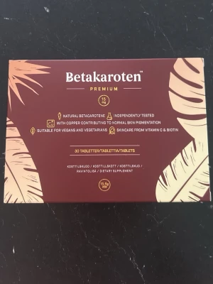 Tan Care kosttillskott 30 kapslar brun utan sol - Pris kan diskuteras! Tan Care är ett kosttillskott med 30 kapslar. Förpackningen är vit med orange detaljer och innehåller betakaroten samt koppar. Perfekt för dig som vill boosta din hudvård med extra näring. Om man tar 1 kapsel varje dag i 30 dagar så blir man brun