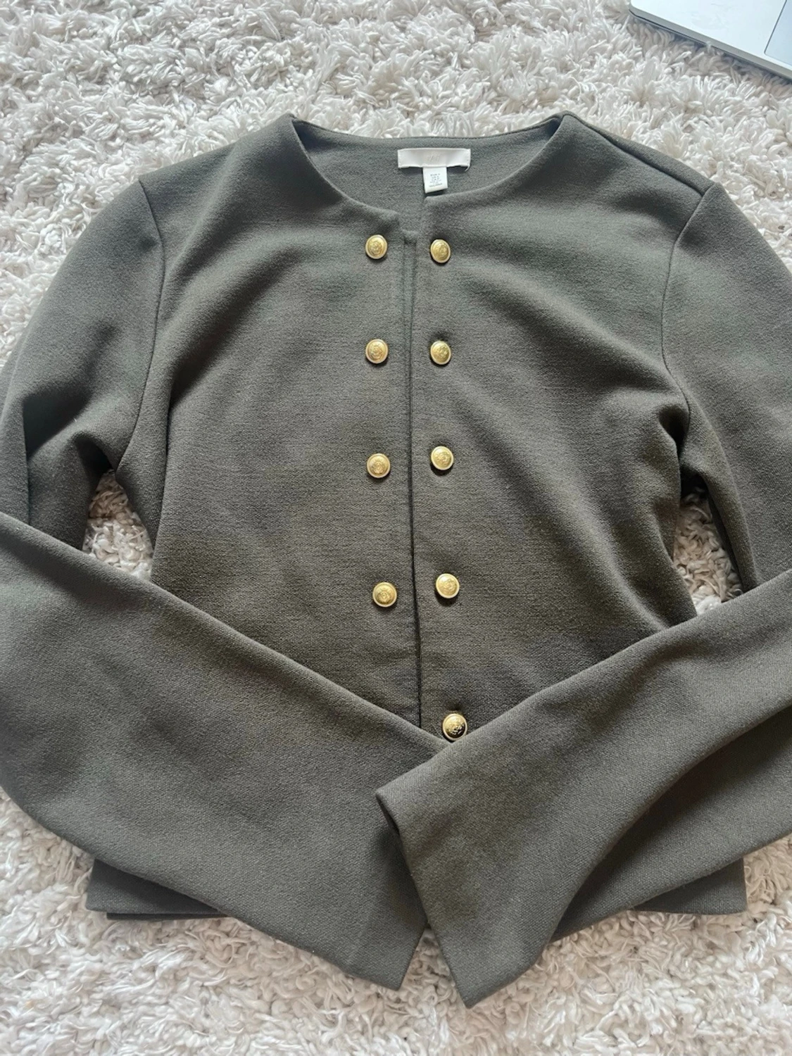 Olivgrön kofta med guldknappar H&M