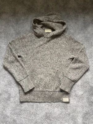 Denim & Supply hoodie - Unik stickad hoodie från Denim & Supply/Ralph Lauren. Den sticker ut ur mängden och sitter bra på kroppen. Inga fläckar/hål, dock lite nopprig/trådar förekommer som syns på sista bilden. Jäkligt fet hoodie över lag! Hör av er vid frågor!