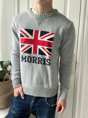 Morris tröja stickad  - Morris tröja stickad,lite stor på modellen  Inga defekter! Modellen i bilderna är 180 cm 75 kg och bär Storlek L , Kom med frågor! 🌟 (Kan gå ned i pris vid köp av paket 😉) 
