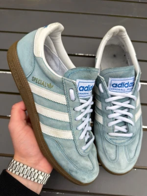 Adidas spezial 43 1/3 - Säljer dessa supersnygga spezial sneakers perfekt för sommaren! Size 43 1/3. Skick 8/10! Hör av dig vid frågor eller funderingar 🤩