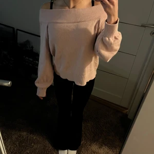 Ljusrosa offshoulder stickad tröja - Superfin ljusrosa offtheshoulder stickad tröja från H&M! Är i storlek M men skulle ABSOLUT säg att den passar xs och S bäst💓