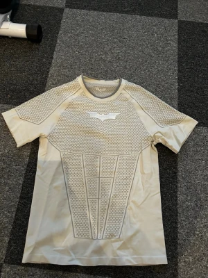 Batman Compression Shirt Youngla. - Säljer min off white Batman compression shirt. Väldigt bra skick har bara använt den vid 2 tillfällen. Säljer den då den är för liten för mig.