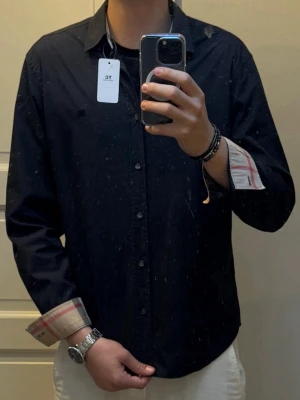 Burberry skjorta - Super fin svart burbbery skjorta i storlek L, skjortan är i mycket bra skick utan defekter. Perfekt nu till sommaren. Nypris 5000kr mitt pris endast 1000kr. Hör av er vid frågor. Mvh Trend closet🙌🌊