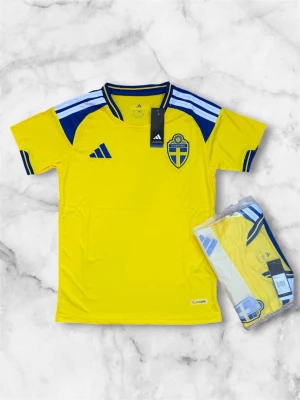 Svensk landslagströja Adidas gul/blå - Säljer en officiell svensk landslagströja från Adidas i gult med blå detaljer och vita ränder på axlarna. Tröjan har broderat landslagsemblem på bröstet och klassisk Adidas-logga. Tillverkad i lätt och ventilerande funktionsmaterial, perfekt för fotboll.