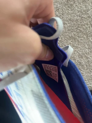 Adidas F50 fotbollsskor blå/röd - Säljer ett par Adidas F50 fotbollsskor i blått, vitt och rött. Knappt använda, endast 4 träningar + en match, oslitna och stilrena o du kan få dem för endast 899kr.