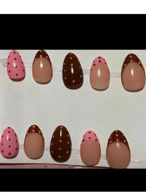 Bruna och rosa prickiga press-on naglar - Skriv gärna vid frågor eller beställningar, finns i alla storlekar och i kort eller medium längd!!💗💕Lim ingår och de är återanvändbara💖