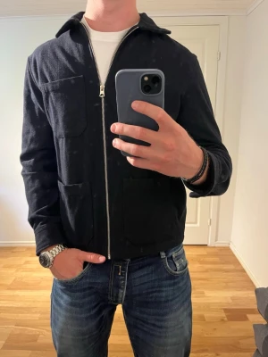 These Glory Days Overshirt svart  - Säljer denna sjukt snygga Overshirten från These Glory Days⭐️ Färgen är svart och storleken är S✅ Den har inga defekter och skicket är utomordentligt🙌🤝 Sjukt najs passform och passar perfekt till hösten☀️🙌 Tveka inte på att höra av er dig vid minsta fråga eller fundering😊