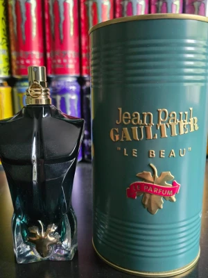 Le beau le parfum - Perfekt sommar parfym🏝️⛱️ köpt för 1650kr på Kicks, ungefär 80procent kvar se sista bilden, og förpackningen fås med, inga byten, snabb affär prioriteras!!