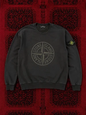 Svart Stone Island sweatshirt - Snygg stone island tröja som är perfekt för våren och kyliga sommarkvällar. | skick 7/10 utan några defekter | storlek L men sitter som M | Längd : 68 cm | Bredd : 46 cm | tvättas och fräschas upp innan frakt | pris går att diskutera vid snabbaffär / bundle köp! 🤝💯