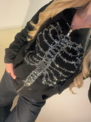 Zip-up - Denna as coola zip-up hoodien men pärlor. Köpt från USA för ca 1000kr + frakt och tull! Har glömt bort vilken märke det är och finns ingen lapp på dock! 
