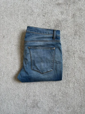 Acne Studios jeans | W32 - Säljer ett av mina favoritjeans från Acne Studios. Superfint skick, små fläckar på knäna som är design. Modellen heter ”Max LT Prince” och är en slim modell som  gå lite mer mot straighthållet, alltså ett perfekt mellanting. Passar mig som väger 73kg och är 180cm lång