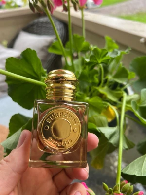 Goddess EdP - Topp: Vaniljinfusion Hjärta: Vaniljkaviar Bas: Vanilj absolut, lavendel • Varm, söt och aromatisk • Fragrance family: Gourmand Aromatic • Eau de Parfum • Vegan   30ml flaska. Använd. 