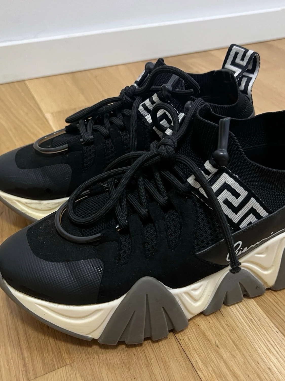 Svarta chunky sneakers från Givenchy - 1