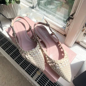 Flätade ballerinaskor från Pretty Ballerinas - Ett par slingback flats med spetsig tå. Skorna har en flätad design och en justerbar rem runt hälen. Innersulan är i en kontrasterande rosa färg. Passar än om man har 38 i vanliga fall som jag har. Nypris 2899kr mitt pris 800. Endast använd 3 ggr. Priset går självklart att förhandla vid smidig affär.