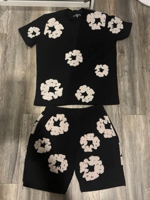 Svart denim tears set  - Säljer ett svart set från denim tears. Setet har en avslappnad passform och är gjort i mjukt bomullsmateriat. Perfekt för en trendig och bekväm stil.