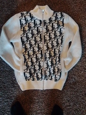 Zip up d¡or kofta size S 599kr - Använt den fåtal gånger tvättat 2 gånger. Inte min stil längre.