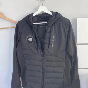 Sail racing jacka  - En snygg sail racing cardigan. Storlek S, mycket bra skick. Nypris 3000kr hör av er vid intresse!!